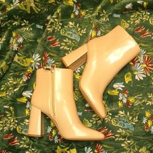 JLO Jennifer Lopez "Josey" Cream Zip Ankle Bootie Vegan Patent Leather Sz 7